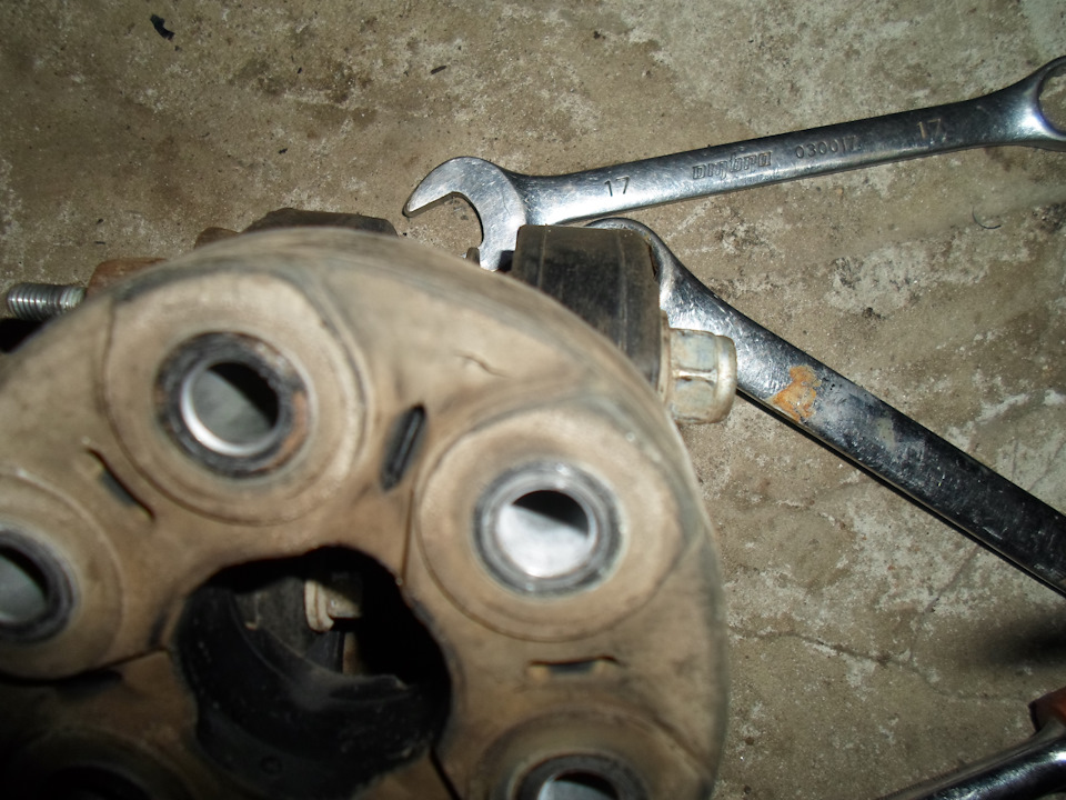 Такой дефект заметил на старой муфте (отслоение по центру выше разделительного отверстия в одном месте в виде маленькой трещины). Как на экстренную замену вполне себе пойдет. — Lada 4x4 3D