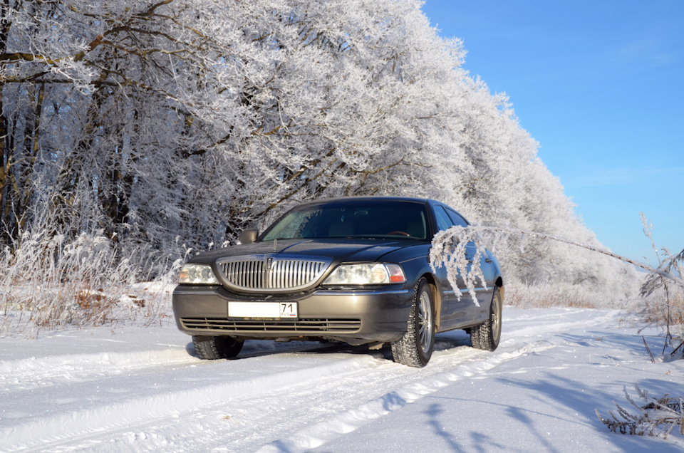 Судя по накатанной колее — дорога довольно востребованная! — Lincoln Town Car III