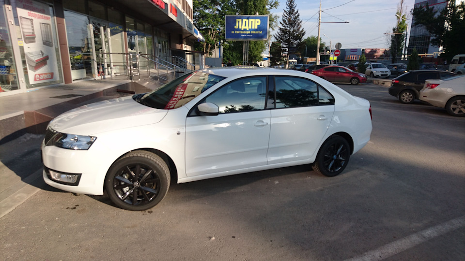 Диски шкода рапид. Skoda Rapid Neo диски r16 черные. Белая Шкода Рапид на 16 дисках.