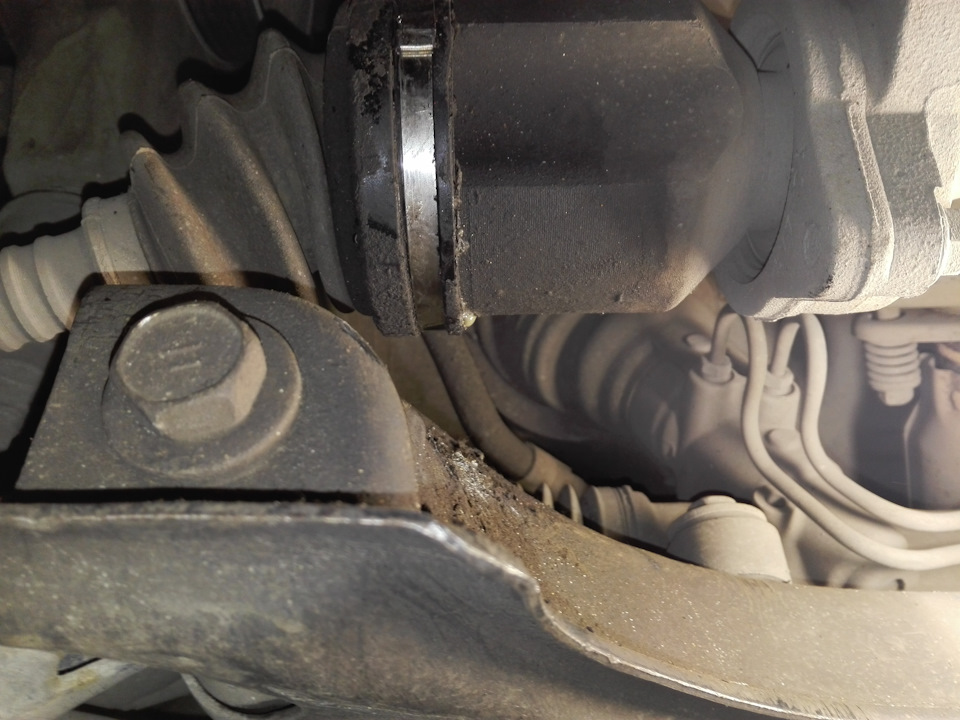 Замена хомута на пыльнике привода и поправка хомута на патрубке ...