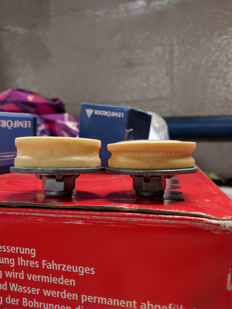 А вот сравнение верхних опор, слева новая. Поменял согласно tis, внешне они вполне нормальные. — BMW 1 series (E81/E87)