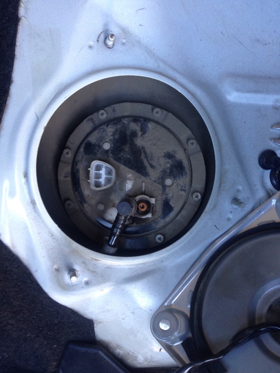 Смена топливного фильтра — Toyota Altezza, 3 л, 1998 года | плановое ТО ...