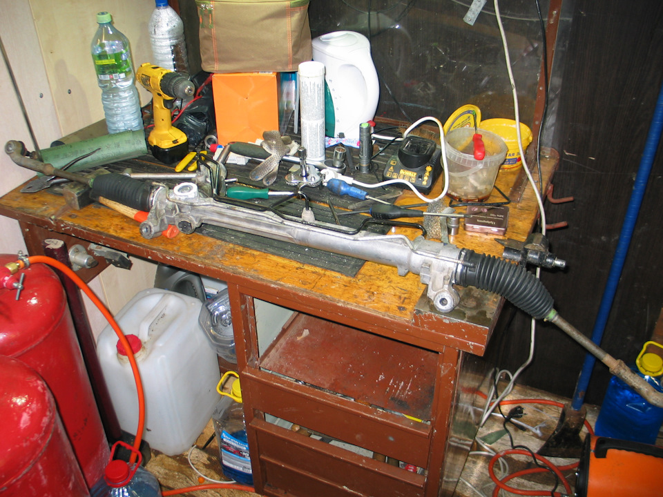 Готово. Застегнул пыльники. Правда не удержался и чуть чуть мазнул тем же герметиком места прилегания пыльников к корпусу рейки. — Ford Focus Hatchback II