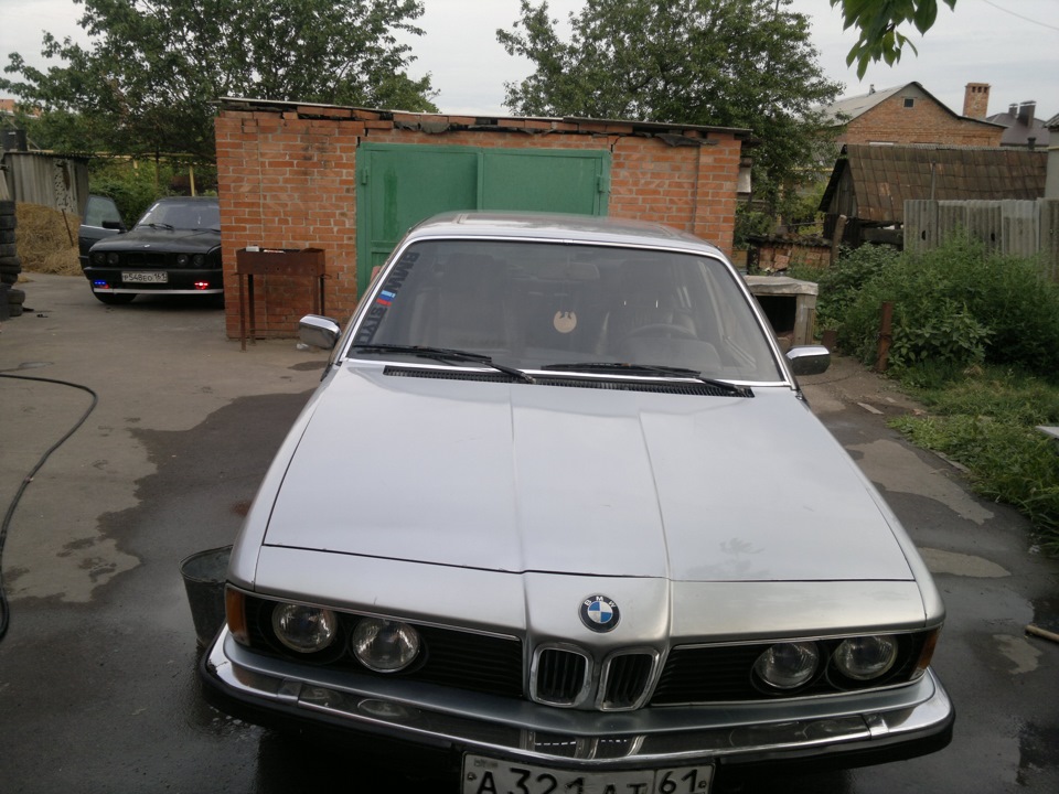 BMW акула 525 красная