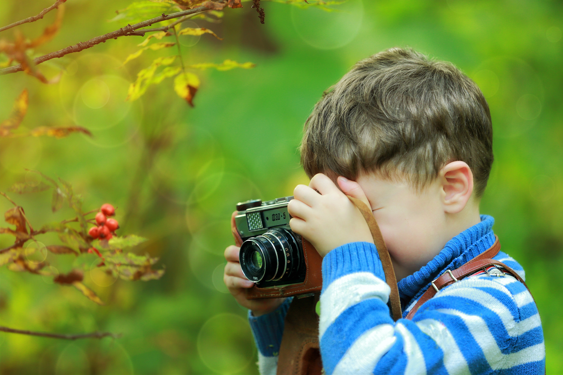 Наблюдение в жизни природы. Дети и природа. Мальчик с фотоаппаратом. Ребенок фотографирует. Ребенок фотокорреспондент.
