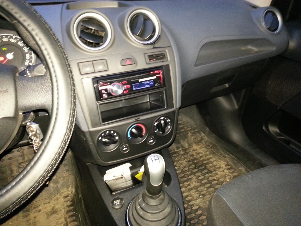 Установка саба и пионера. — Ford Fiesta (Mk V), 1,4 л, 2007 года ...