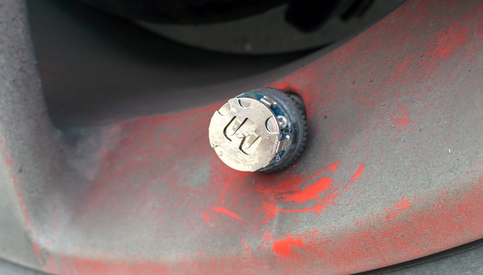 на колёсном диске отпечатки чьих-то косых копыт — Audi A4 Avant (B6)