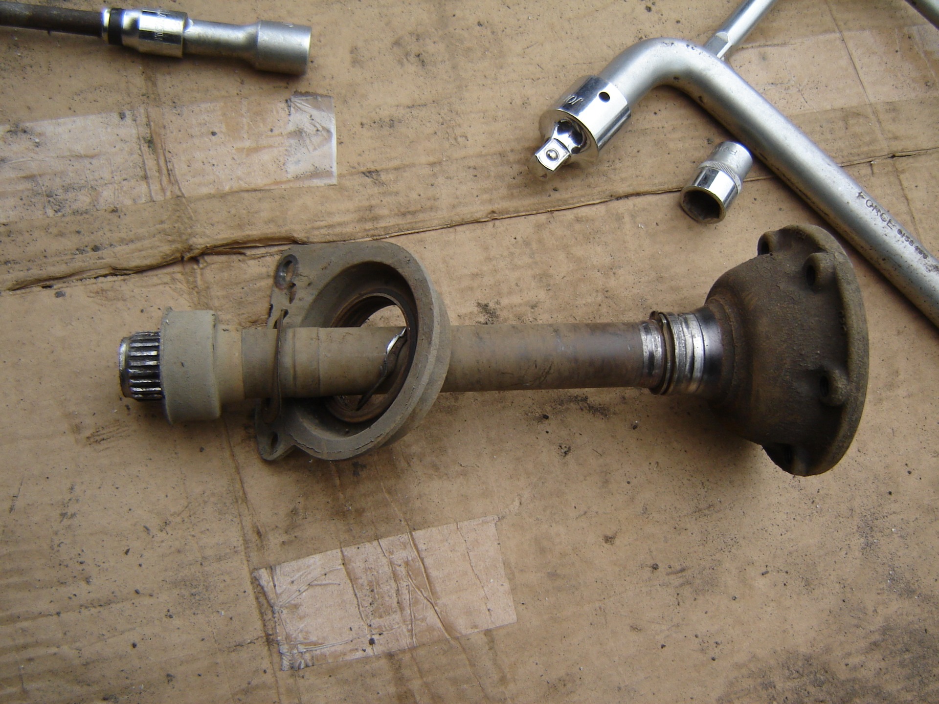 замена подвесного подшипника вала КПП VW T-4 ACV / пыльник внутреннего ШРУСа - V