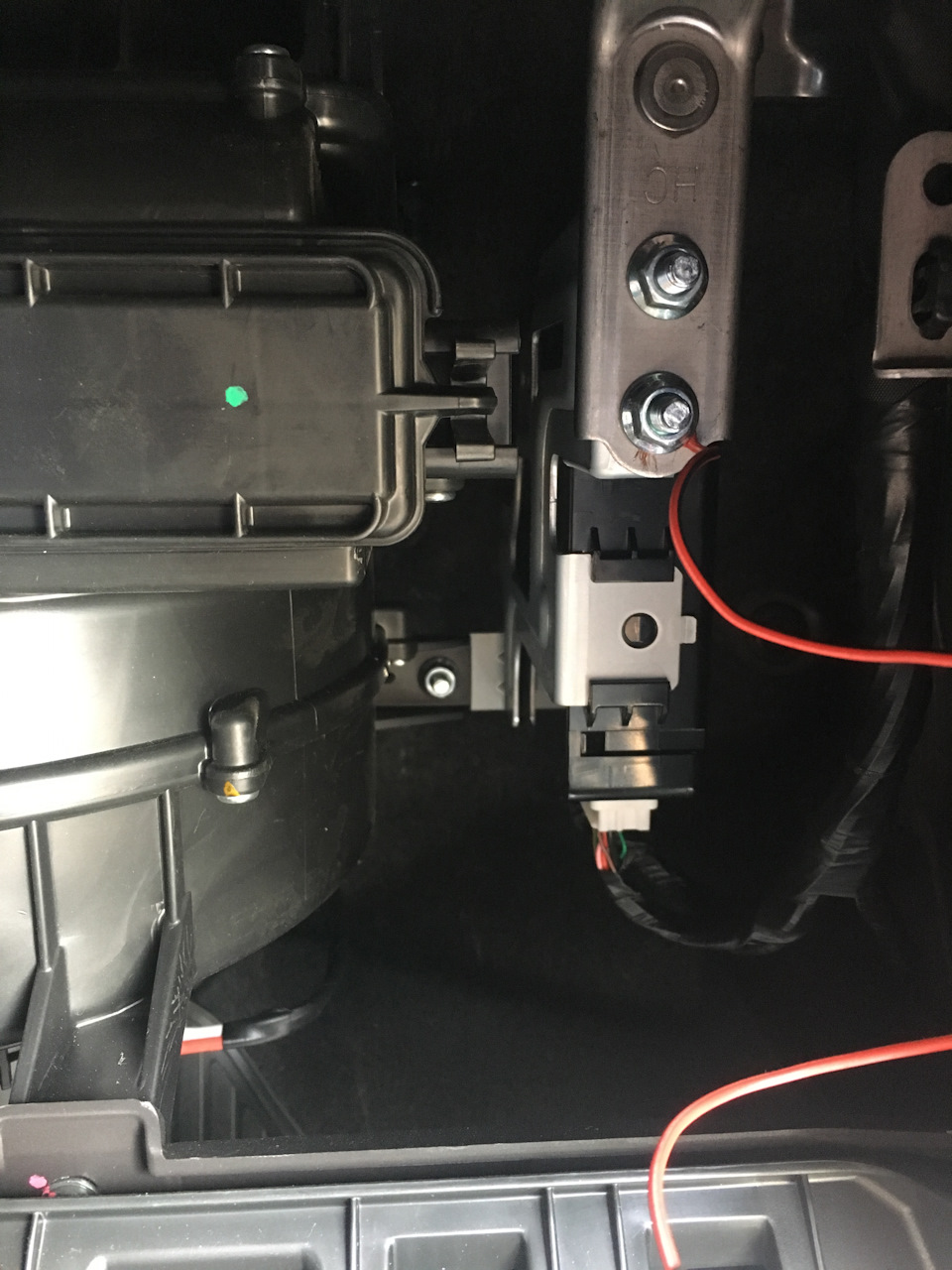 Вот сюда подключил массу. — Hyundai Solaris (2G)