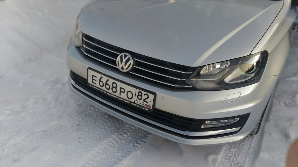 Кронштейн форсунки омывателя vw polo 9n3. Форсунка омывателя фар фольксваген поло. Омыватель фар поло. Омыватель фар поло. Омыватель фар поло седан.