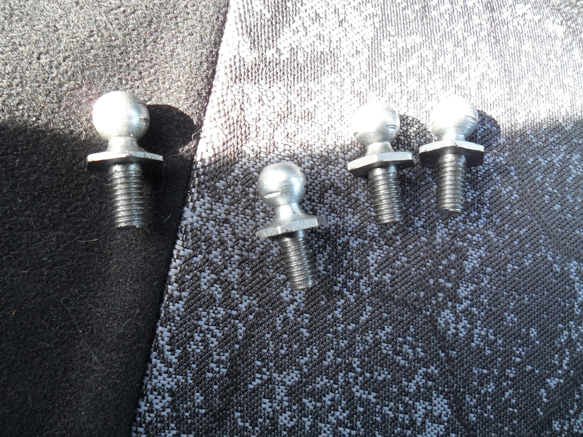 Болт крепления амортизатора задней двери