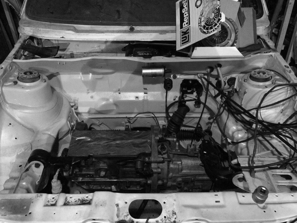 блок очищен, подкапотка покрашена — Volkswagen Golf Mk1
