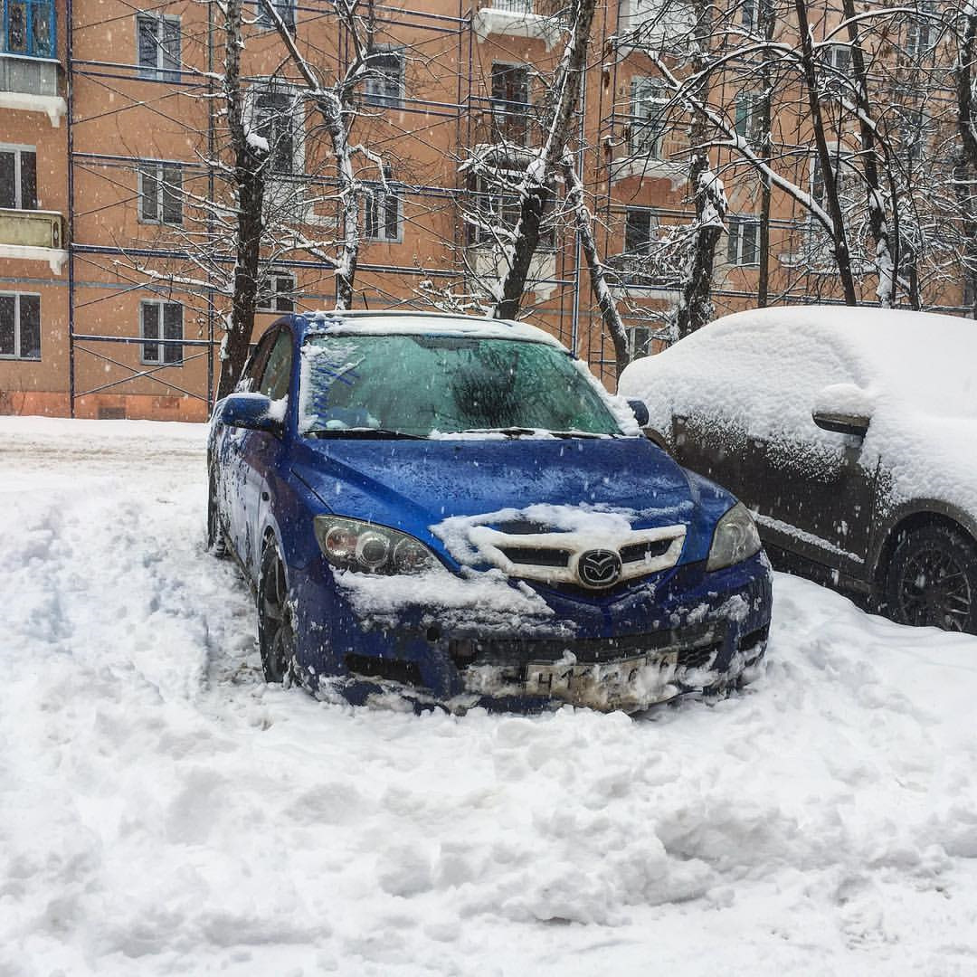 Парковка зимой. Парковка в снегу. Стоянка автомобилей зимой. Зима автомобиль на парковке.