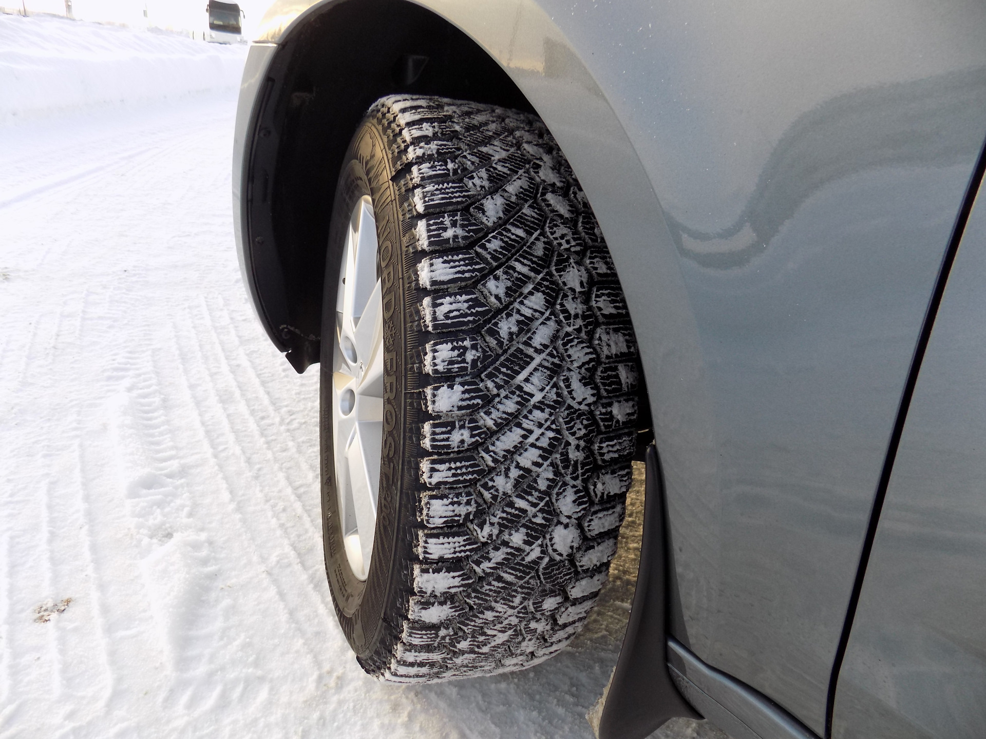 Gislaved nord frost 200 зимняя. Резина Gislaved Nord Frost 200. Gislaved Soft Frost 200 SUV 235/60 r18. Зимняя резина Gislaved Nord Frost 200 направление установки. Резина зимняя Gislaved Nord Frost 200 направление рисунка на 4колеса.