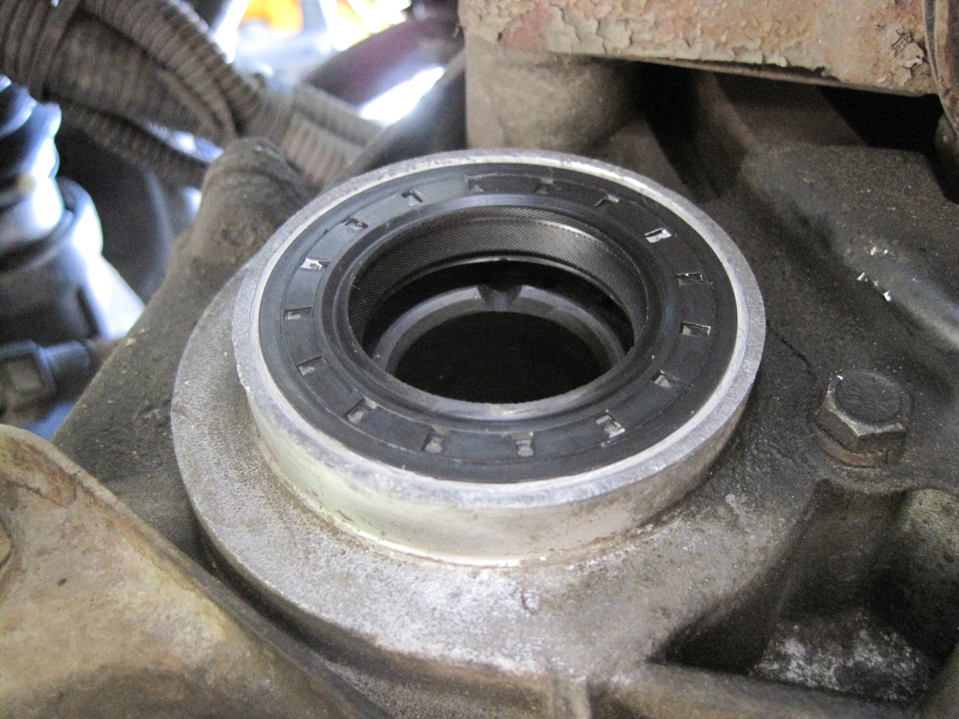 Как установить сальник привода. Как установить сальник привода. Размер сальника шруса ваз 21 10. Сальник привода поло седан акпп 1. Сальник привода лансер 9 1.