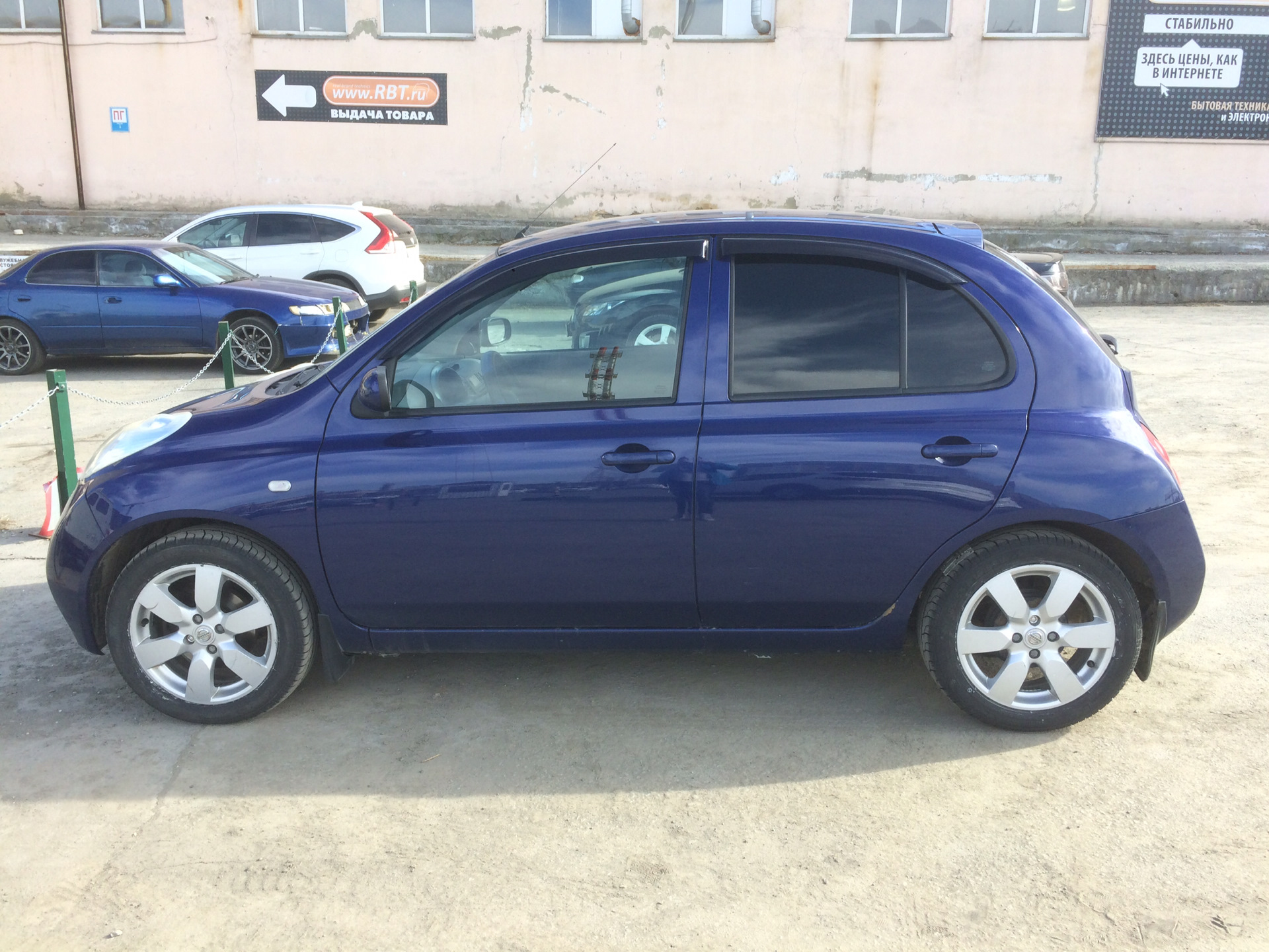 Диски на ниссан микра. Ниссан микра к12 2004. Ниссан микра на 15 колесах. Nissan micra 12. Микра к12 2004.
