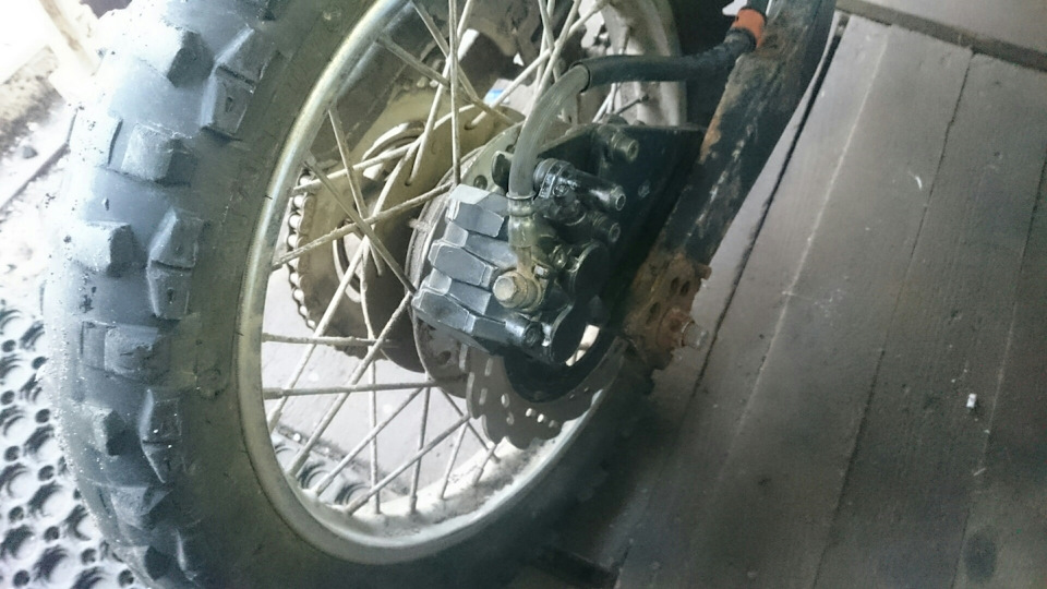 Ктм 125 задний тормозной суппорт. Beta xtrainer 300 задний суппорт. Суппорт эндуро. Ктм тормоза эндуро. Ямаха yz 250 f задный тормоз.