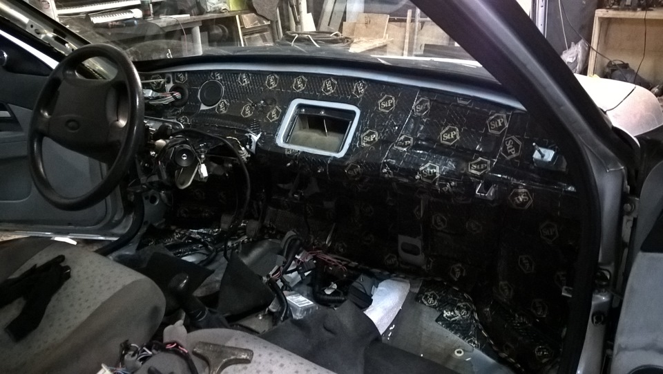 Шумоизоляция моторного щита и протяжка силовых проводов под капот ...