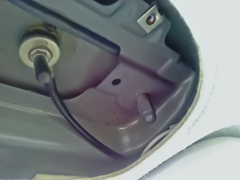 Штатная шпилька идеально подходит для крепления преобразователя. — Lada Калина Универсал (2G)