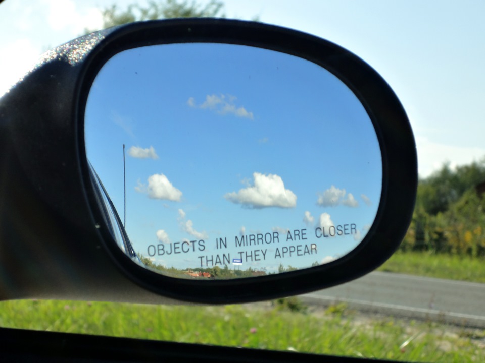 Object mirror. Objects in Mirror are closer than they appear. Панорамное зеркало. Объекты в зеркале ближе чем кажется. Объекты в отражении ближе чем кажется.