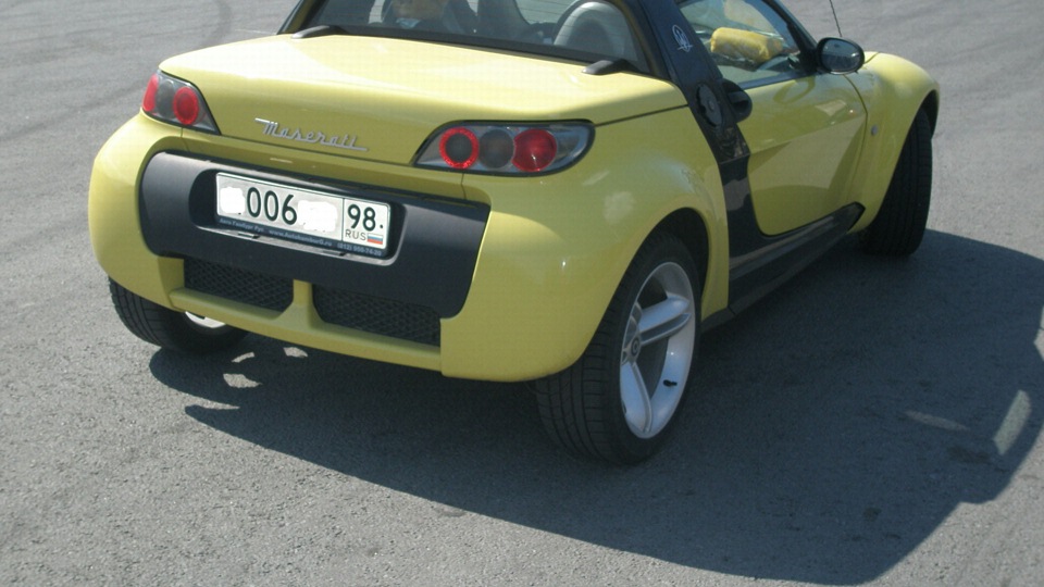 Smart Roadster рядом с человеком