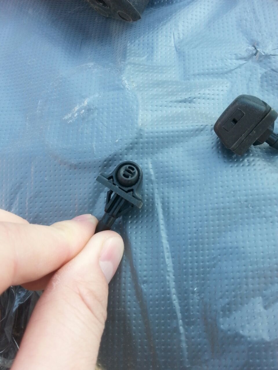 Веерные форсунки омывателя mitsubishi asx. Форсунка омывателя лобового стекла на 2107. Веерные форсунки омывателя шевроле круз. Какие веерные форсунки лучше. Шевроле круз форсунки стеклоомывателя веерные.