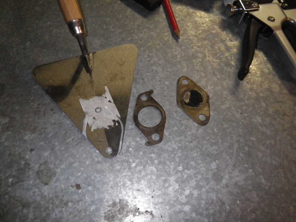 Режем прокладку и сверлим дырки. Вторая прокладка уже стояла, нагар говорит сам за себя, а уж сколько гадости вылилось когда я её вынимал, аж тошно стало. — Mitsubishi L200 (4G)