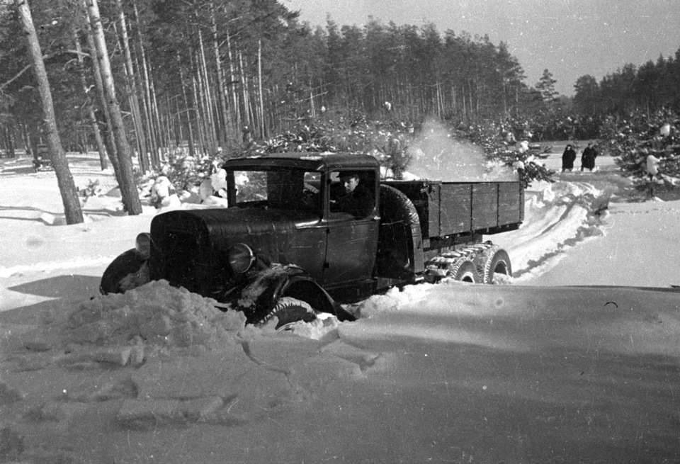 Благодаря двигателя снегоходы преодолевают любую снежную целину. ГАЗ 33 1940. ГАЗ-33 6х6. ГАЗ 63 1939 года. Трехосный ГАЗ-33 1940.