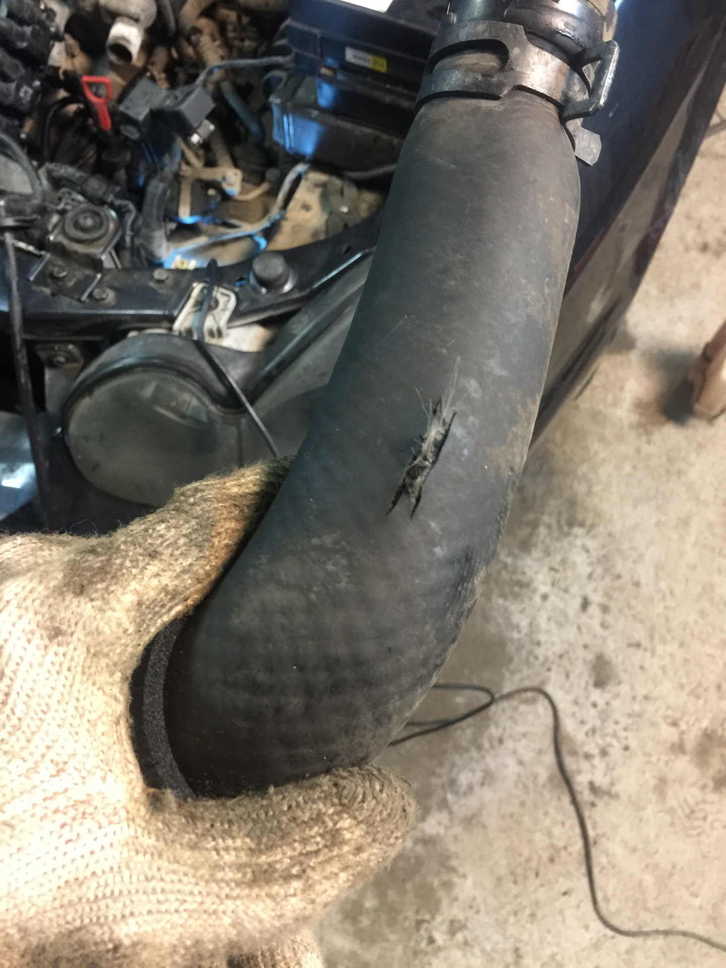 Лопнул патрубок радиатора. Замена — Hyundai Sonata IV (EF), 2,7 л, 2006 ...