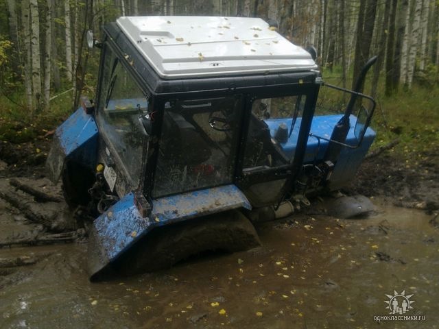 Трактор утонул. Утопленные трактора. Утопил трактор. Утопили трактор рабочеи ДРСУ В речке зимой.