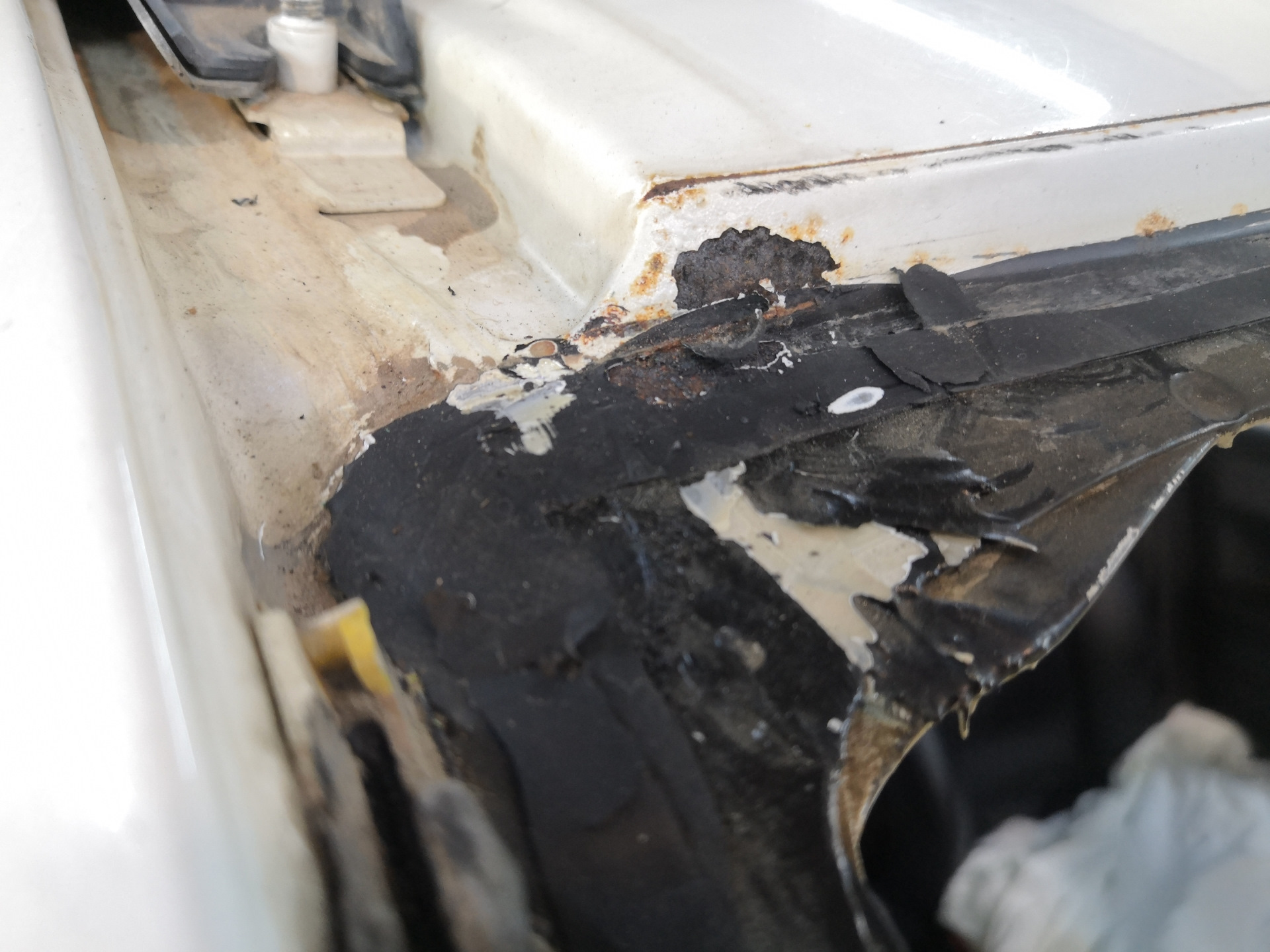 Замена лобового, устранение коррозии. — Honda CR-V (RE), 2,4 л, 2008 ...