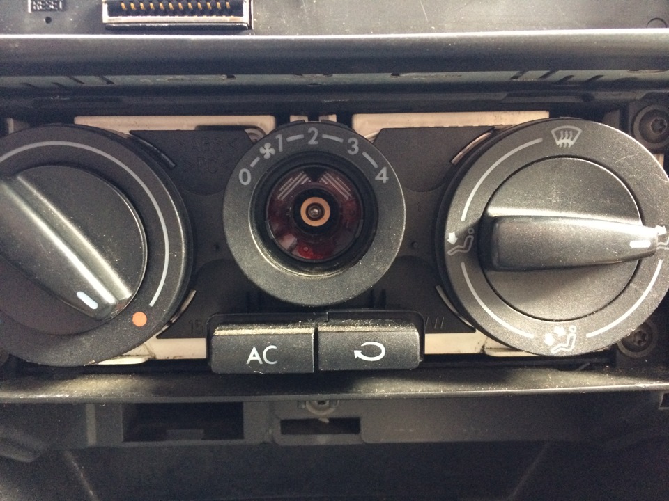 Замена лампочки подсветки печки — Volkswagen Jetta IV, 2 л, 2000 года ...