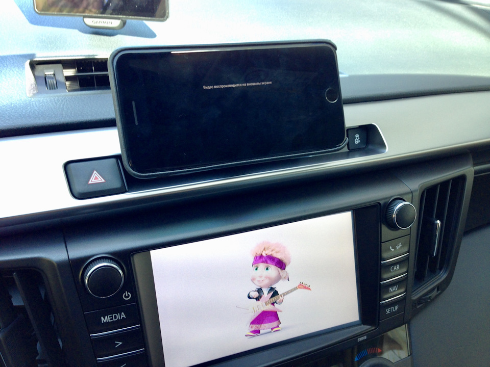 Беспроводная передача видео со смартфона по Airplay! Экран можно блокировать и смотреть без проблем посадить батарейку смартфона! Очень удобно и бесплатно;) — Toyota RAV4 (IV)