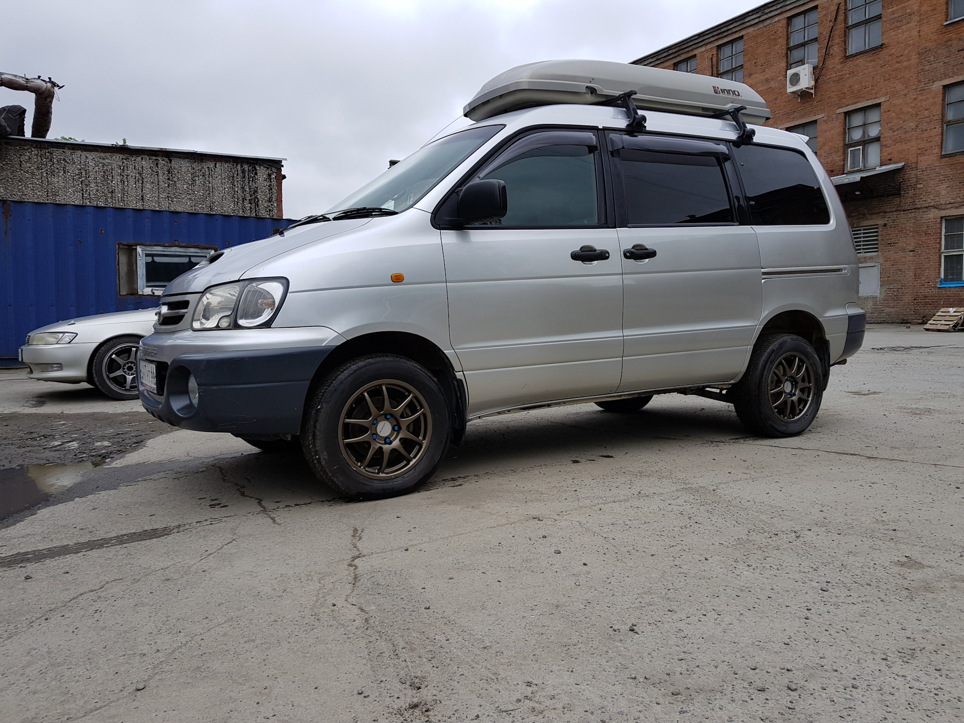 Диски таун айс. Toyota Town Ace Noah r16. Toyota Town Ace r16. Town Ace 2001 16 колеса. Toyota Town Ace r40.