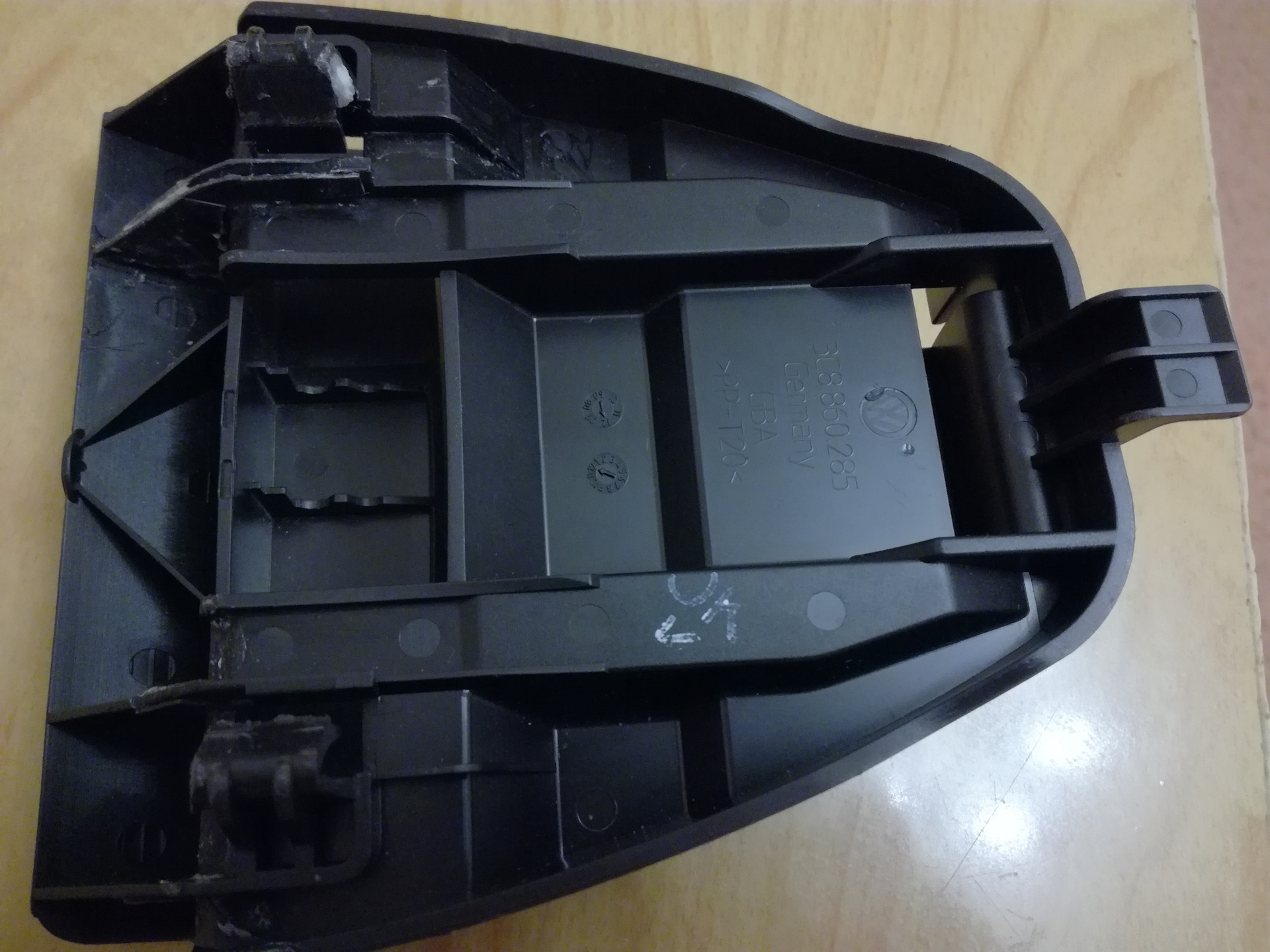 Крепление знака аварийной остановки — Volkswagen Passat B7, 1,8 л, 2013 ...