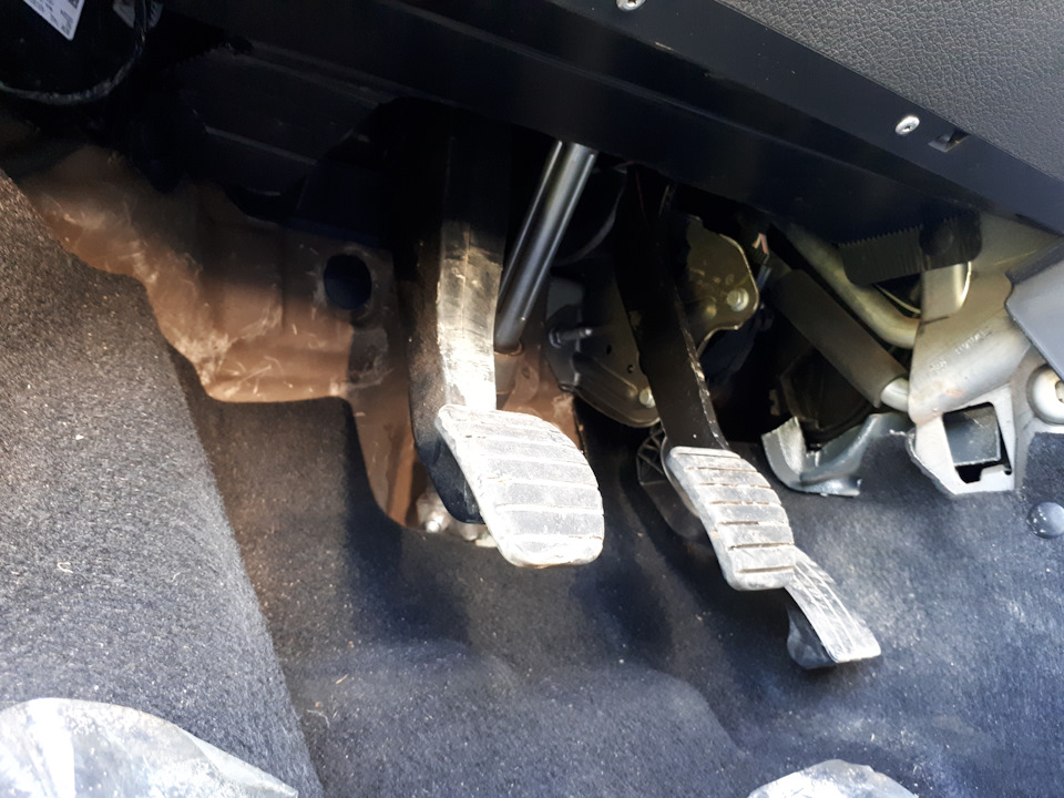 Провод убран под ковролин — Renault Duster (1G)