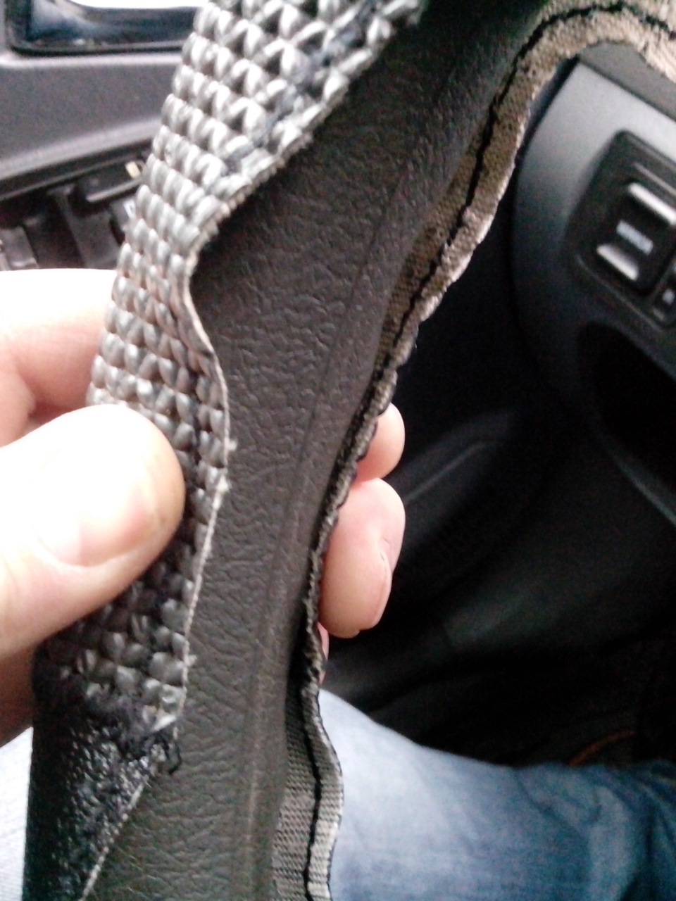 Подложка под оплетку руля. Перешивка руля пошагово. Как сделать оплетку на руль своими руками. Оплетка руля ситур с504. Оплетка на руль на пежо 5008.