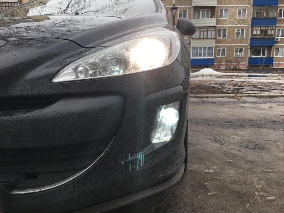 7. Вблизи ближний немного желтит на фоне диодов — Peugeot 308 (1G)