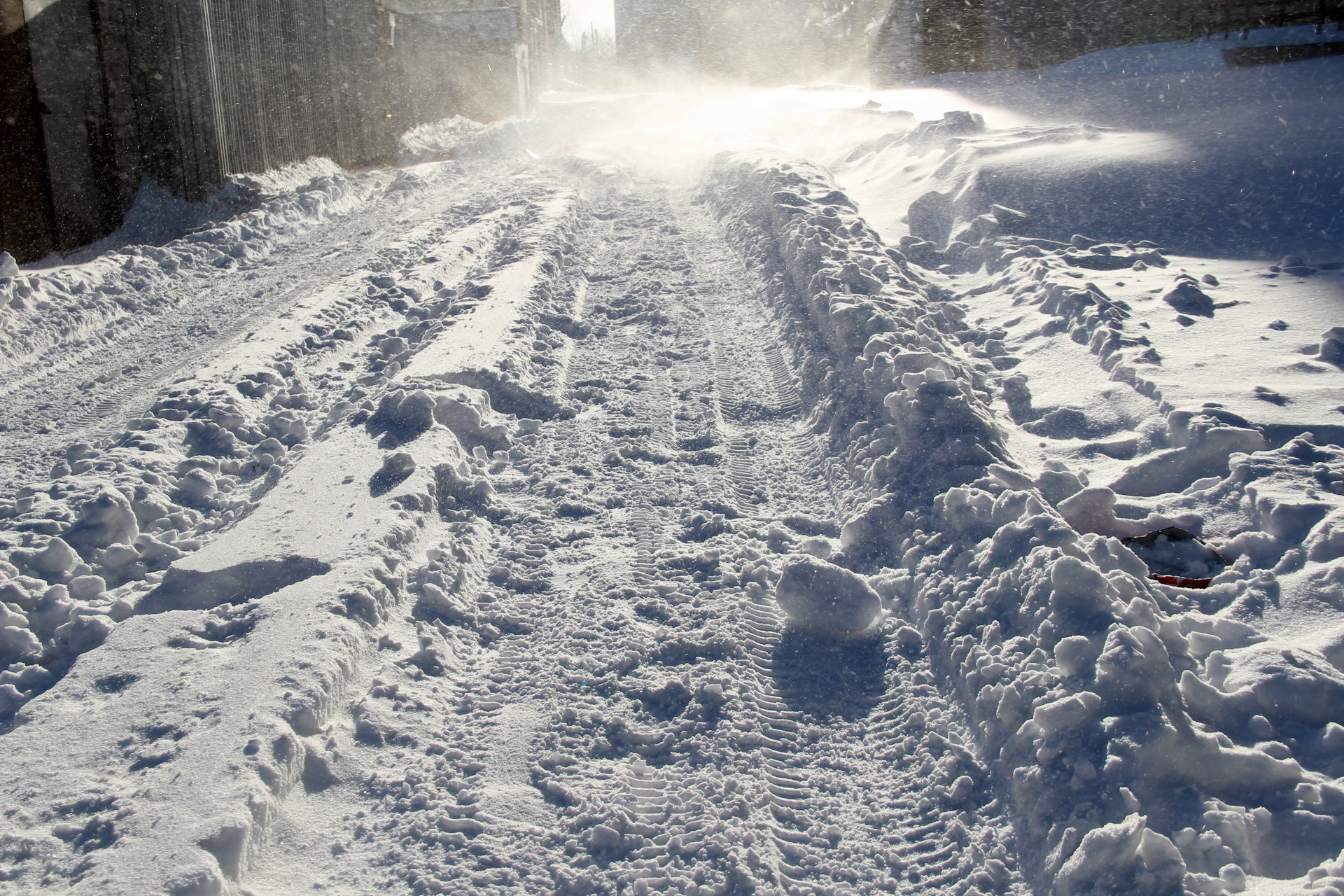 Сугробы замело. Замело дорогу снегом. Зимой все дороги замело. Каменная дорога, заметённая снегом. Дорогу замело снегом деревня.