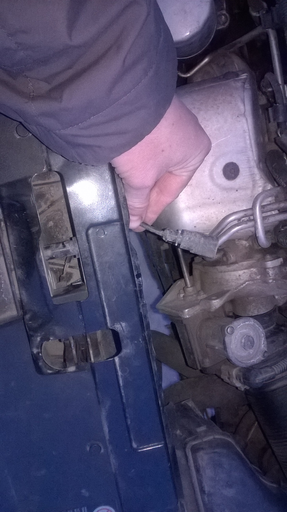 фишка подключения замка капота максидот — Skoda Yeti, 1,2 л, 2013 года ...