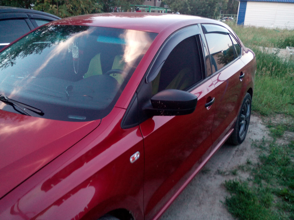 Вид сбоку при опущенном стекле. — Volkswagen Polo Sedan