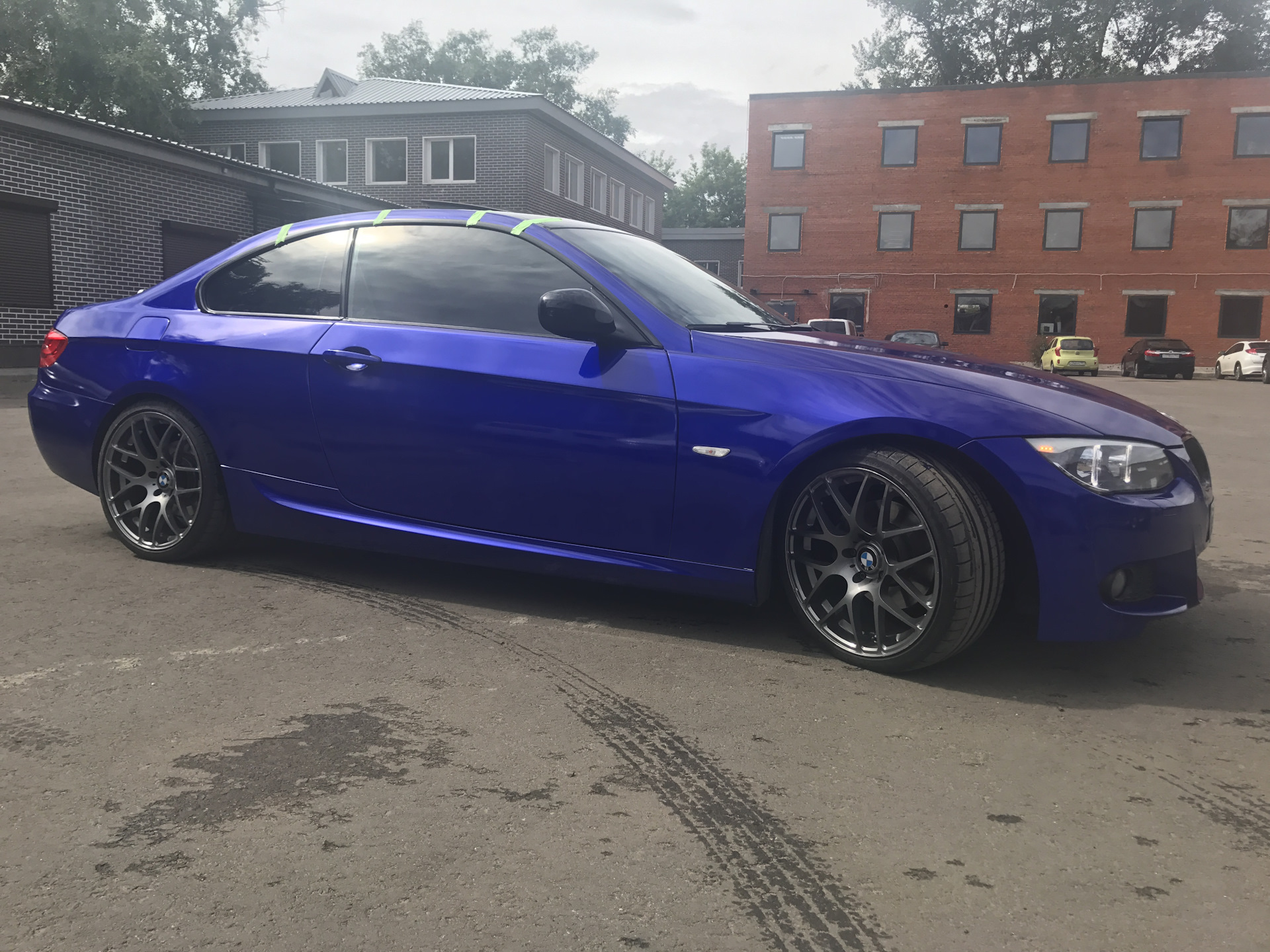 BMW e92 синего цвета