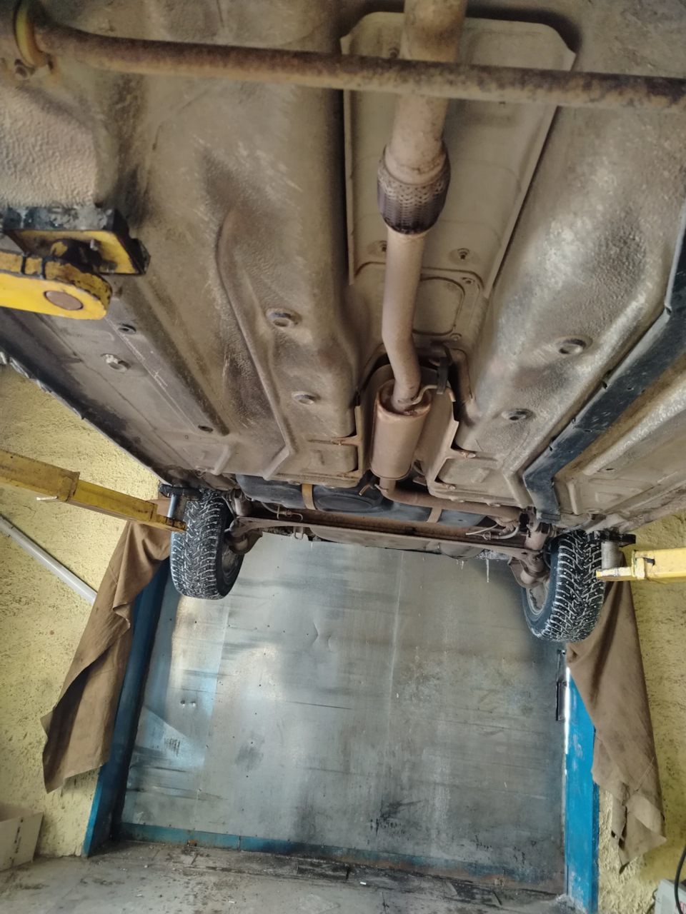 на старом видно от куда шли выхлопы, и начал сыпаться, ему и года нет — Lada Granta