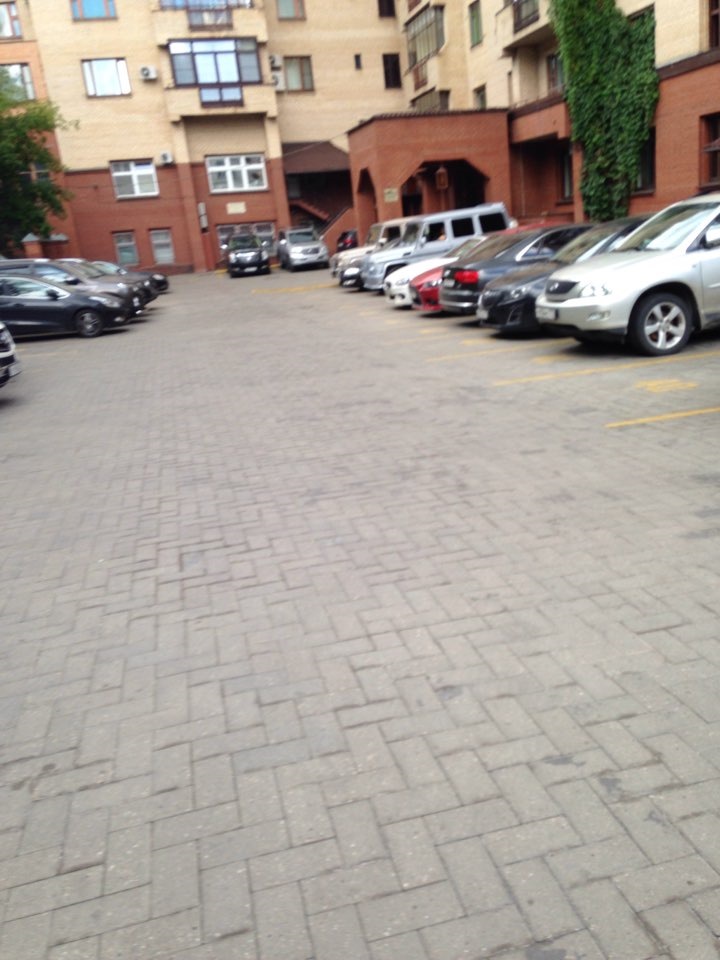 Около моего офиса располагается полноценный автосалон "Авилон" с ...