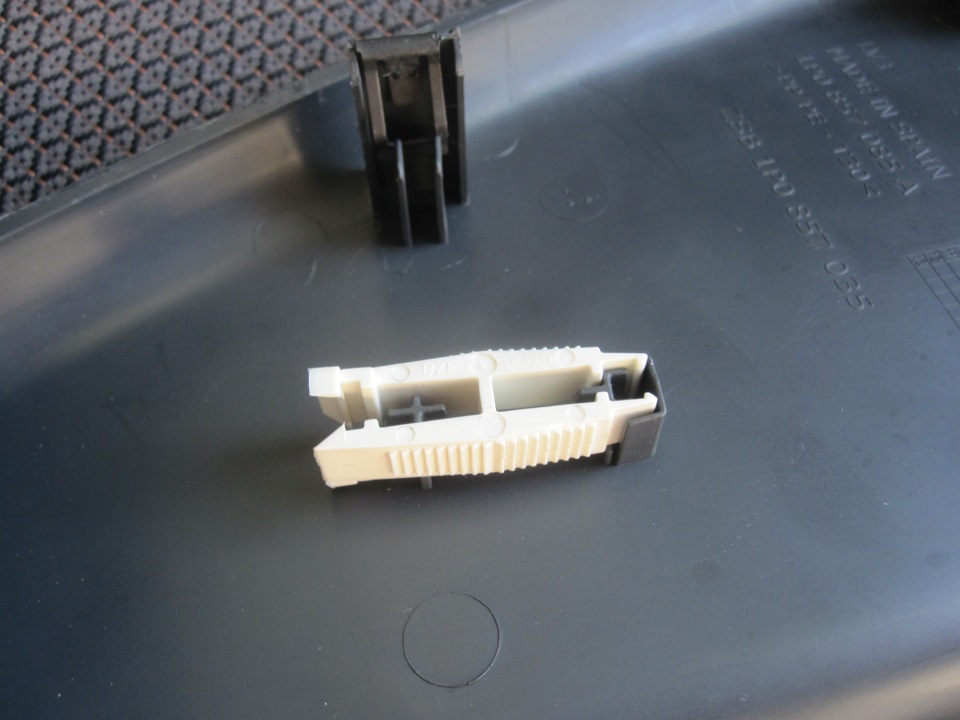 Вот что значит продуманная машина, даже пинцет для предохранителей предусмотрен) — SEAT Leon (Mk II). Запчасти на фото: 420857085, 1P0857035