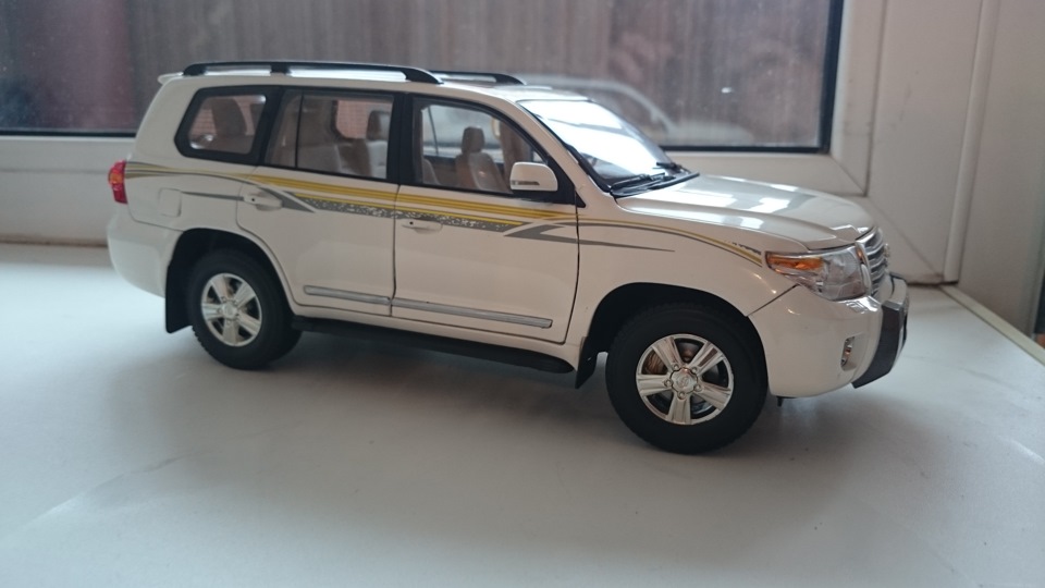 3 300 4 000. Toyota Land Cruiser 200 1:18 Paudi. Крузак 555 модель 2002. Toyota 200 1/18 Keng fai. Крузак 1000 бежевый.