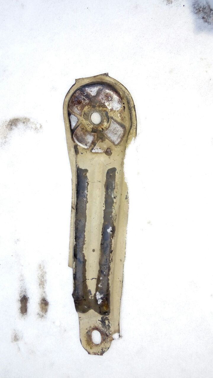 кронштейн (на подрамник) для левой опоры 893399541A — Audi Cabriolet (B4). Запчасти на фото: 893399541A