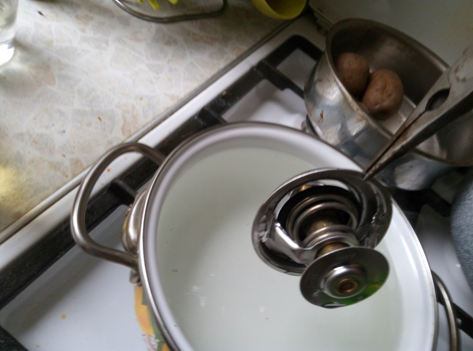 AAH 2.8 замена термостата без снятия ГРМ — Audi 100 (C4), 2,8 л, 1993 ...