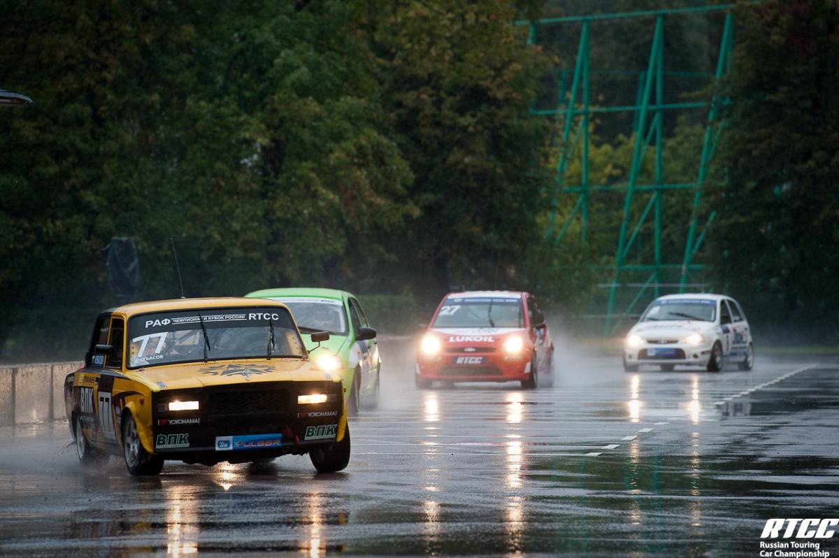 Гонки начинаются. Музыка начинает гонять автомобили.