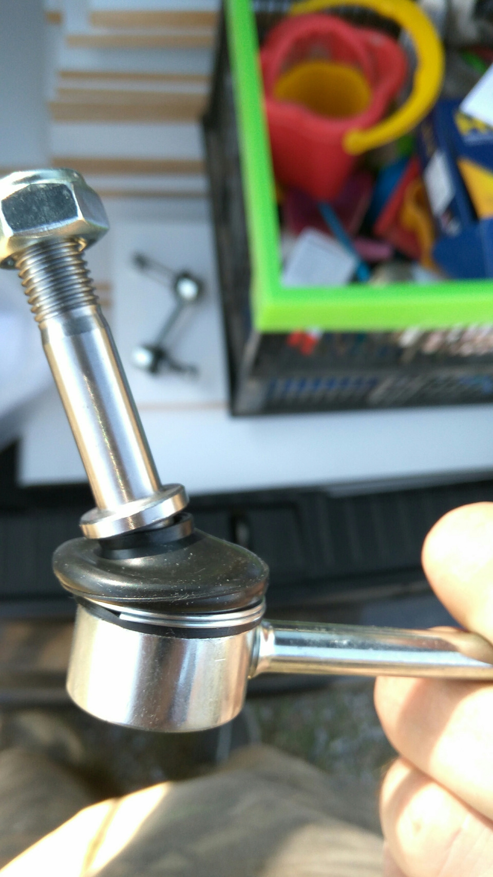 Замена задних тормозных колодок и стоек стабилизатора, клинит поршень ...